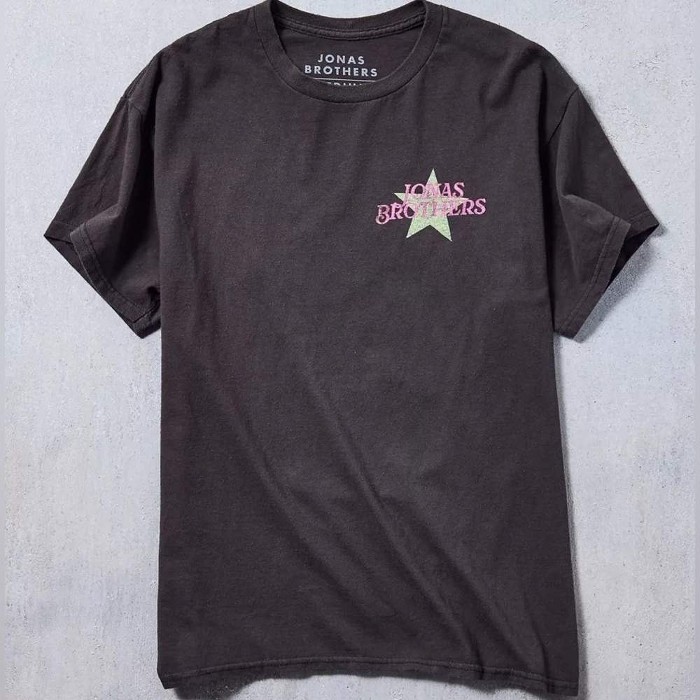 NWOT Urban Outfitters Jonas Brothers Graphic Tee Size Medium - Picture 1 of 11